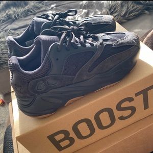YEEZY BOOST 700